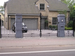 Fence and gate Stein price/meter from 450,00 euro (fence) 